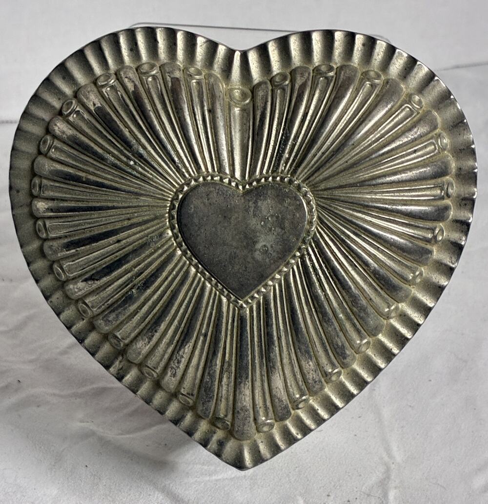 Metal Heart-Shaped Trinket/Jewelry Box Decorative Mid Century Modern Vintage